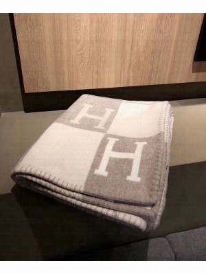 Hermes Avalon III Lightweight Blanket