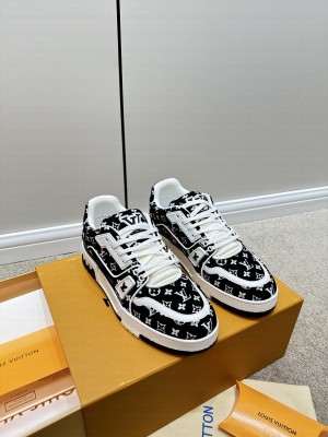 Louis Vuitton Unisex LV Trainer Sneakers 2023 04