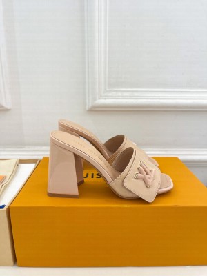 Louis Vuitton Shake Slide Sandals 8.5cm in Beige Patent Leather with LV Twist 2023 07