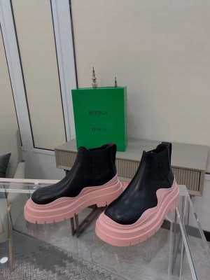Bottega Veneta Chunky Sole Tire Ankle Boots Calfskin Leather Spring/Summer 2021 Collection, Black/Light Pink