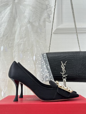 Roger Vivier Crystal buckle Velvet 8.5cm pump black