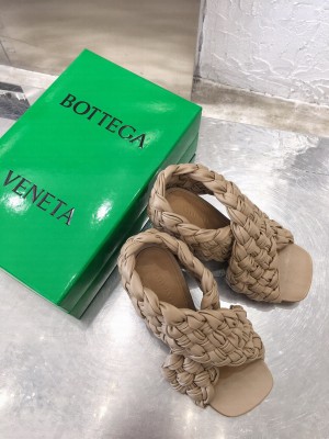 Botteg Veneta Oversized criss-cross straps Squared toe with rounded edges Slide-on Sandals 2020 Fall Beige
