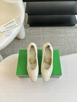 Bottega Veneta Sharp Chain Crinkled leather with signature knot chain Pump cream