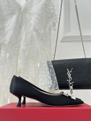Roger Vivier Flower Strass Buckle 5cm Pumps in Satin black