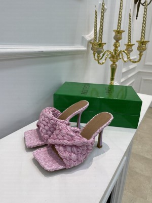 Bottega Venta  Intrecciato raffia mule stretch sandals with an elongated squared toe blossom 2021 Collection