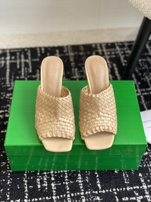 Bottega Veneta Women's 9cm Knot mules beige