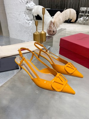 VALENTINO VLOGO SIGNATURE PATENT LEATHER SLINGBACK PUMP 40MM ORANGE 2021 Collection