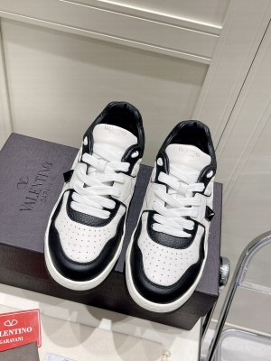 Valentino Garavani ONE STUD Low-Top Nappa Sneaker 2022 collection 03