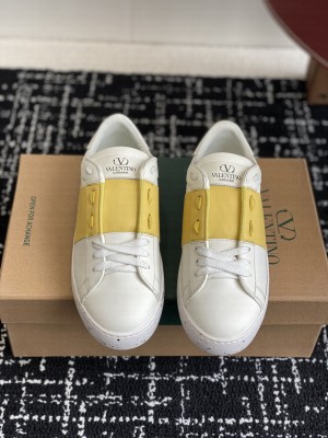 Valentino Garavani Rockstud Untitled sneaker in white calfskin 08 2025
