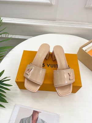 Louis Vuitton Shake Slide Sandals 5.5cm in Beige Patent Leather with LV Twist 2023 013