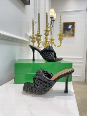 Bottega Venta  Intrecciato raffia mule stretch sandals with an elongated squared toe black 2021 Collection