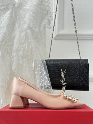 Roger Vivier Crystal buckle in Satin 5cm Pump Pink