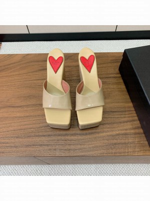 Alaïa WEDGE MULES IN PATENT LEATHER BEIGE