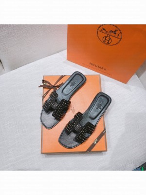 Hermes Oran Flat slippers in calfskin studs Black 055 2021 Collection