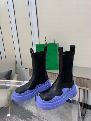 Bottega Veneta Chunky Sole Tire Boots Calfskin Leather Spring/Summer 2021 Collection, Black/Lavender