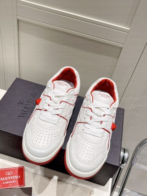 Valentino Garavani ONE STUD Low-Top Nappa Sneaker 2022 collection 021