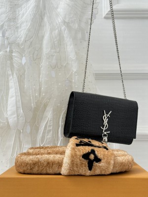 Louis Vuitton Shearling Flat Slide Sandals 2023 022