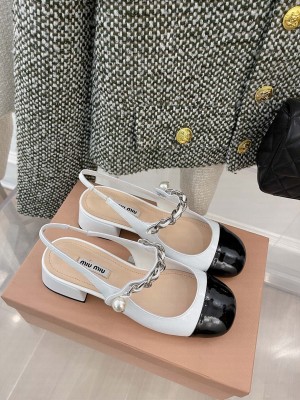 Miu Miu Patent leather Slingback pumps with metal chain and artificial pearl Black/White