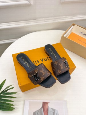 Louis Vuitton Shake Flat Slide Sandals with LV Twist 2023 028