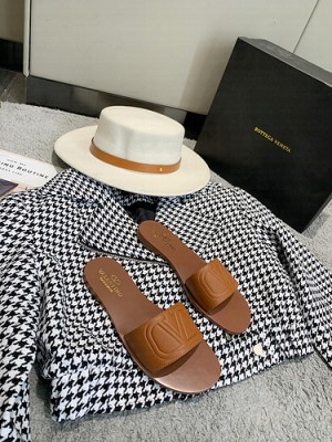 VALENTINO VLOGO SLIDE SANDALS 2021 05 Brown