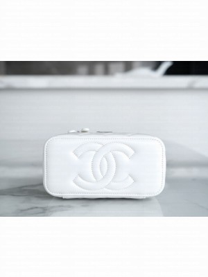 CHANEL 23K CLUTCH WITH CHAIN AP3768 white