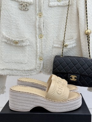 Chanel platform CC with chain slippers beige 2025