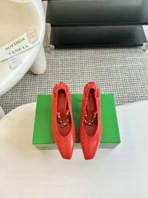Bottega Veneta Sharp Chain Crinkled leather with signature knot chain Pump Red