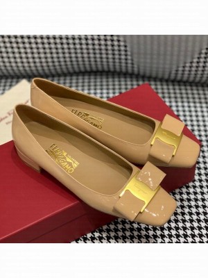 Salvatore Ferragamo Patent Leather Bow Pumps 2.5cm Beige Spring/Summer 2021 Collection