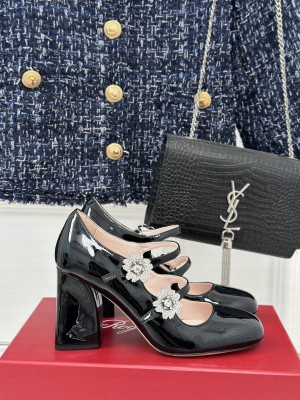 Roger Vivier Crystal Bouquet Flowers Strass Babies Pump in Patent Leather black