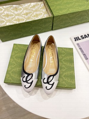 GUCCI 658904 Women's ballet flat with G appliqué 08 2021 Collection