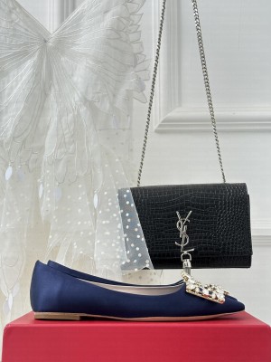 Roger Vivier Crystal buckle in Satin flat Navy