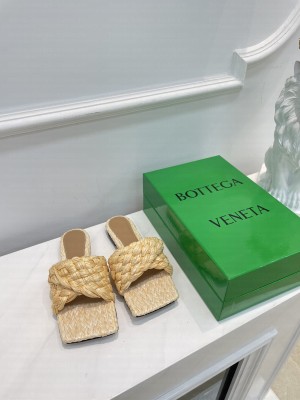 Bottega Venta Flat sandals with twisted Intrecciato raffia strap gold 2021 Collection