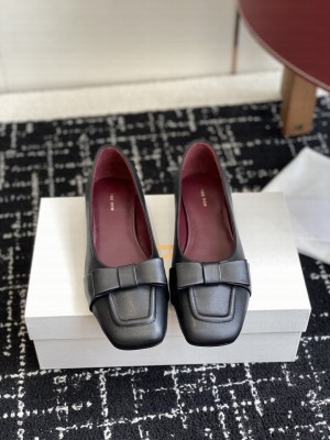 The Row Lambskin Pump with bow black