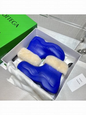 Bottega Veneta PUDDLE Biodegradable rubber Shearling Rain boots Fall/Winter 2021 Collection, Blue