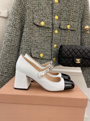 Miu Miu 6.5 Patent leather pumps with metal chain and artificial pearl Black/White