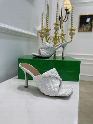 Bottega Venta  Intrecciato raffia mule stretch sandals with an elongated squared toe White 2021 Collection