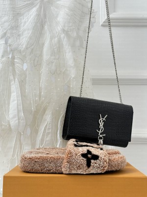 Louis Vuitton Shearling Flat Slide Sandals 2023 024