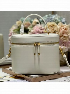MEDIUM CD SIGNATURE VANITY CASE Calfskin with Embossed CD Signature S2202UTZQ Latte
