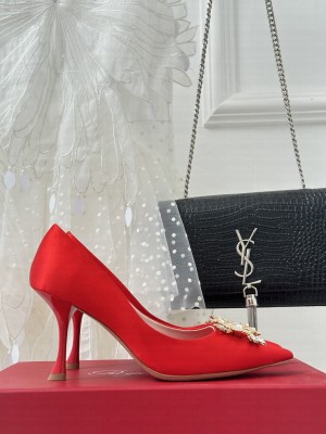 Roger Vivier Flower Strass Buckle 8.5cm Pumps in Satin red