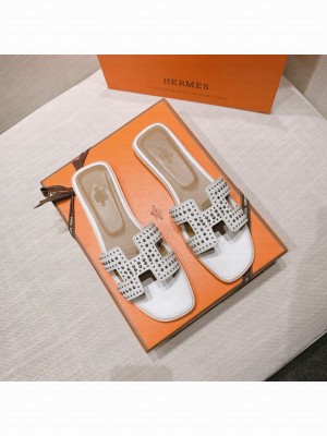 Hermes Oran Flat slippers in calfskin studs White 053 2021 Collection