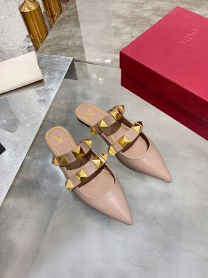 VALENTINO ROMAN STUD FLAT MULE IN CALFSKIN ROSE CANNELLE