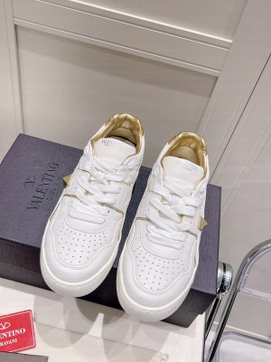 Valentino Garavani ONE STUD Low-Top Nappa Sneaker 2022 collection 020