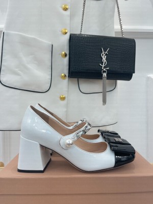 Miu Miu 6cm Patent leather Bow pumps with metal chain and artificial pearl Black/White