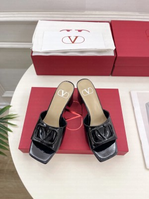 VALENTINO VLOGO SIGNATURE PATENT LEATHER SLIDE SANDAL 60MM 017 2025