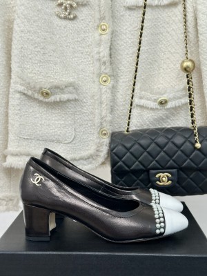 Chanel Women's 6cm Leather With Pearl Pumps Black/White