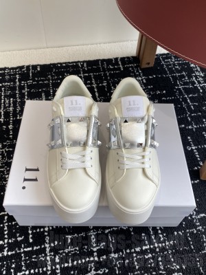 Valentino Garavani Rockstud Untitled sneaker in white calfskin 050 2025