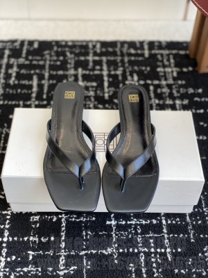 TOTEME Leather heeled flip flops black