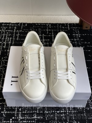 Valentino Garavani Rockstud Untitled sneaker in white calfskin 04 2025