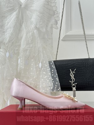 Roger Vivier Flower Strass Buckle 5cm Pumps in Satin pink