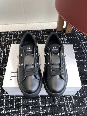 Valentino Garavani Rockstud Untitled sneaker in black calfskin 022 2025